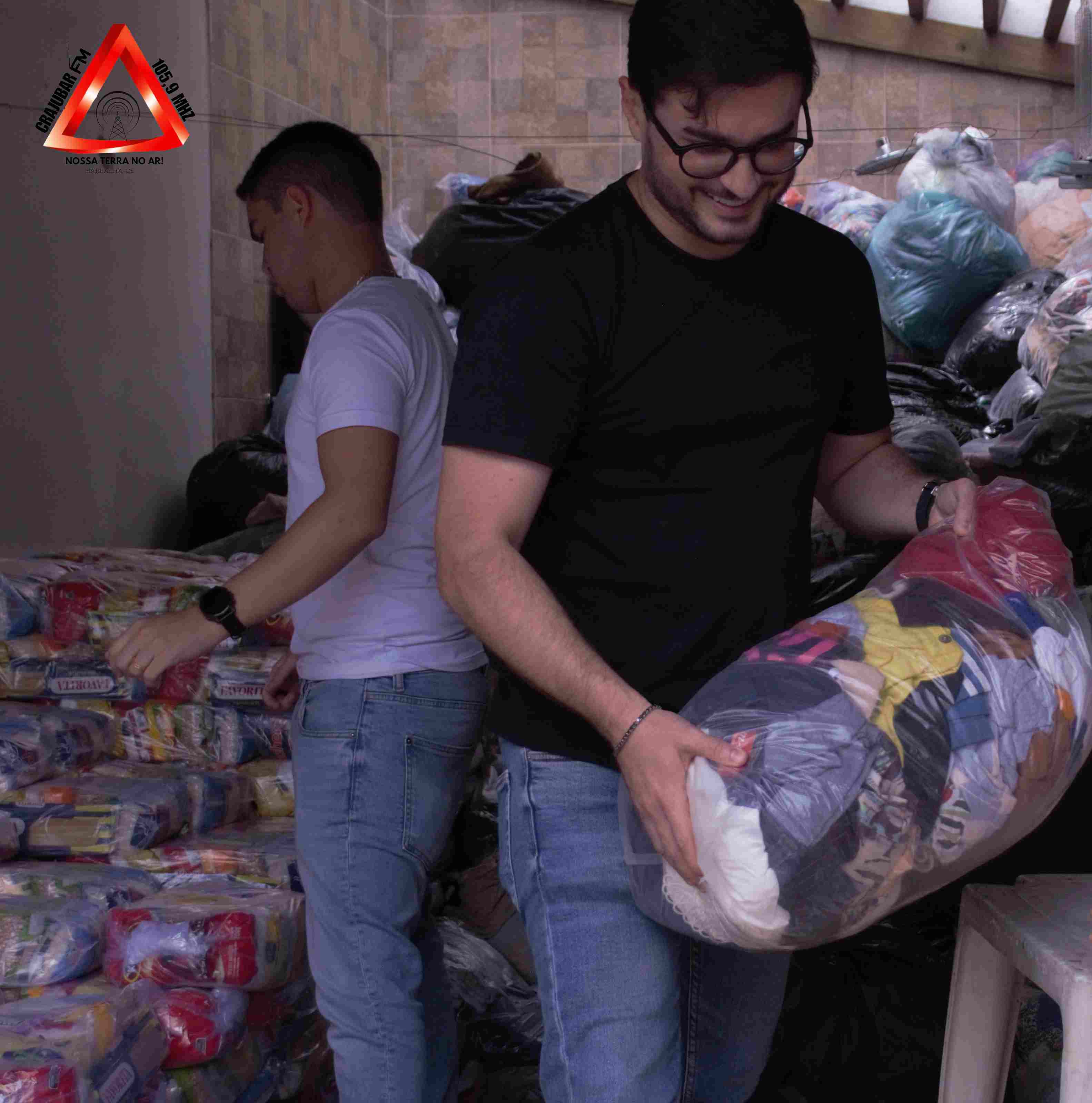 Dr. Francisco Furtado distribui 300 cestas básicas e 1 tonelada de roupas em Barbalha Ajudando cerca de 500 famílias